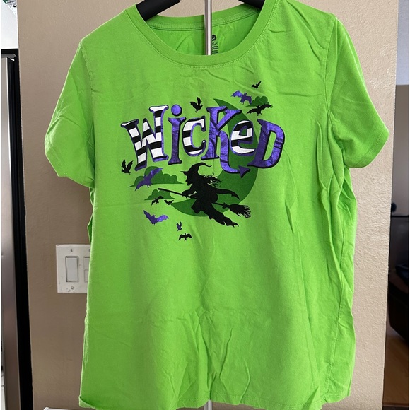 Womens Neon Green Flying Wicked Witch & Bats & T-Shirt - Picture 1 of 12